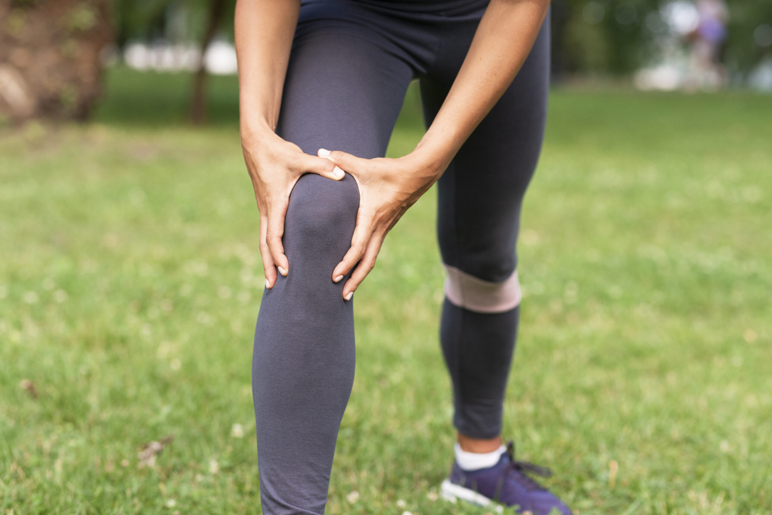 close-up-woman-with-knee-ache